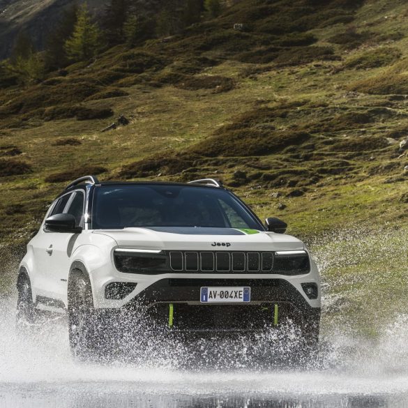 Avenger4xe1 The electric Jeep Avenger now for €29,700