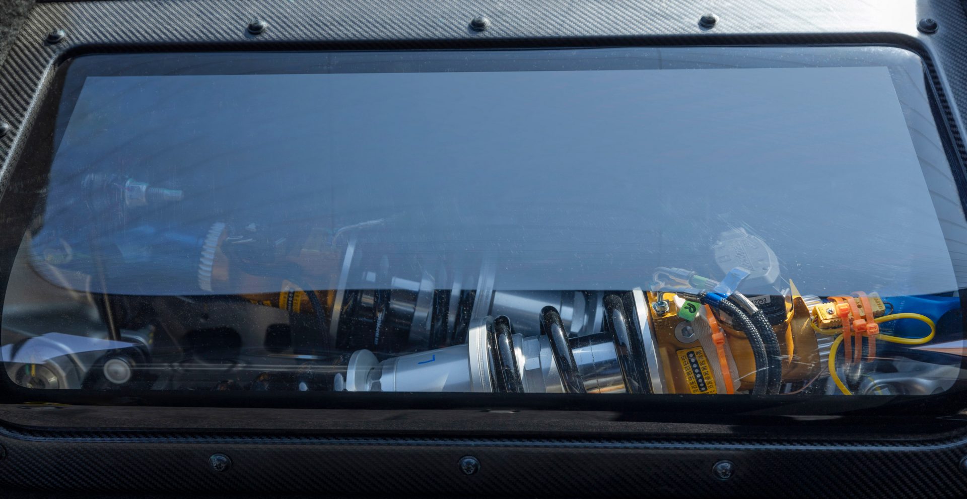 Ford Mustang GTD ASV Dampers Suspension Window 01 H Mustang GTD παρουσιάζει την υπερσύγχρονη, αγωνιστικού τύπου ανάρτησή της σαν σε βιτρίνα σε κοσμηματοπωλείο