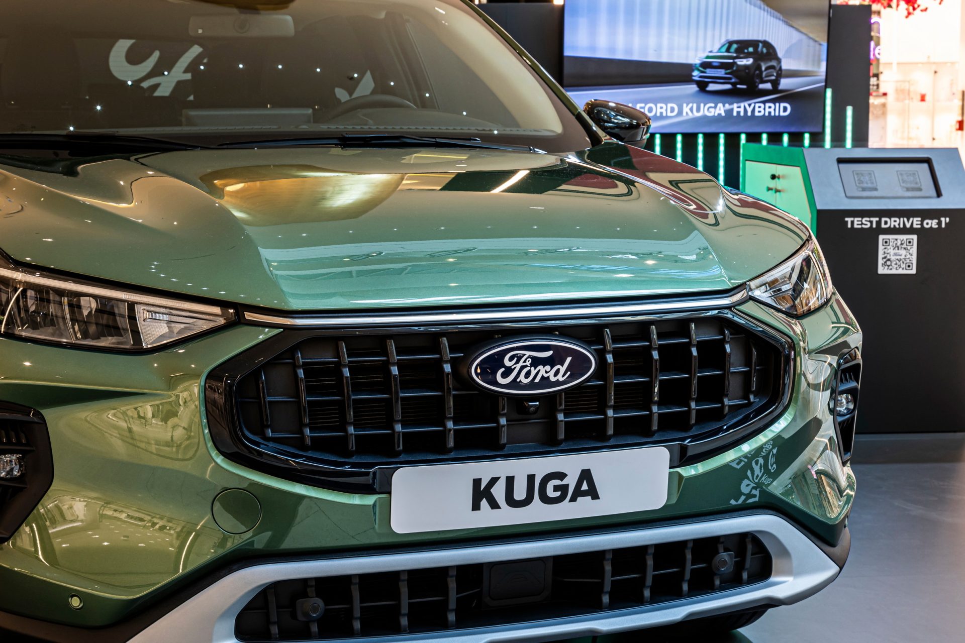 FORD KUGA 04 Δείτε το νέο Ford Kuga στο πολυτελές stage της Ford στο Golden Hall και κλείστε ένα Test Drive