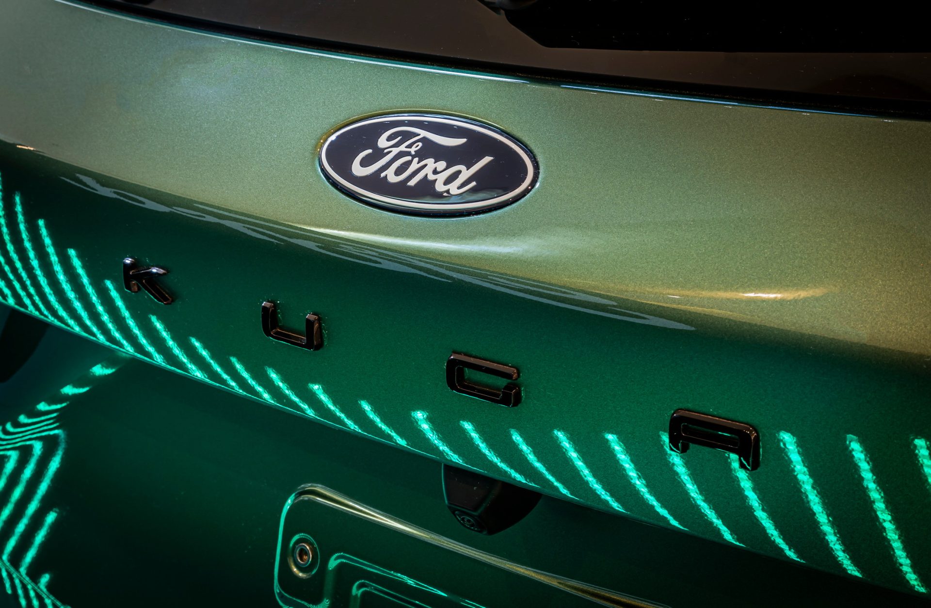 FORD KUGA 05 Δείτε το νέο Ford Kuga στο πολυτελές stage της Ford στο Golden Hall και κλείστε ένα Test Drive