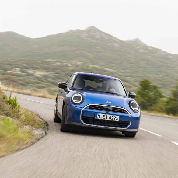 P90559945 highRes La nuova MINI Cooper S a 5 porte: più spazio e tanto divertimento di guida