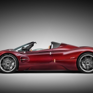 Pagani Utopia Roadster 010101 Laterale aperta Pagani Utopia Roadster: Ένα Αριστούργημα Κινητικότητας και Σχεδιασμού