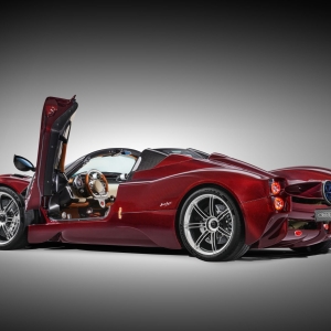 Pagani Utopia Roadster 010202 Tre quarti posteriore aperta portiera aperta Pagani Utopia Roadster: Ένα Αριστούργημα Κινητικότητας και Σχεδιασμού