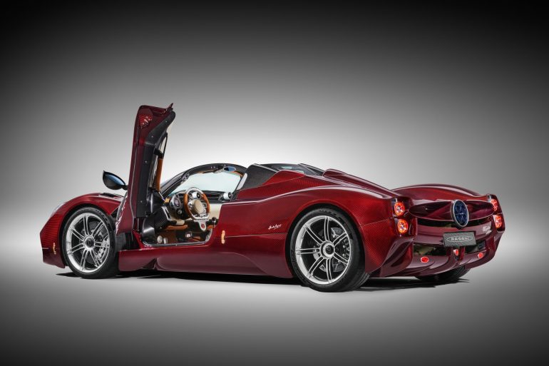 Pagani Utopia Roadster 010202 Tre quarti posteriore aperta portiera aperta Pagani Utopia Roadster : un chef-d'œuvre de mobilité et de design