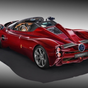 Pagani Utopia Roadster 010203 Tre quarti posteriore aperta alto portiera chiusa Pagani Utopia Roadster: Ένα Αριστούργημα Κινητικότητας και Σχεδιασμού