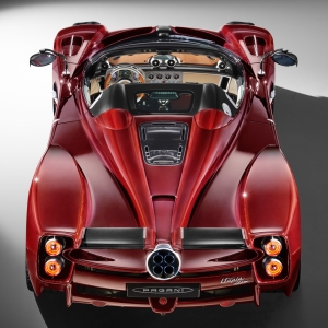 Pagani Utopia Roadster 010300 Posteriore alto Pagani Utopia Roadster: Ένα Αριστούργημα Κινητικότητας και Σχεδιασμού