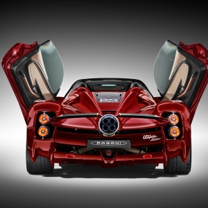 Pagani Utopia Roadster 010302 Posteriore portiere aperte Pagani Utopia Roadster: Ένα Αριστούργημα Κινητικότητας και Σχεδιασμού