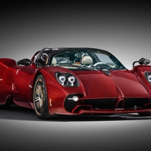 Pagani Utopia Roadster 010401 Tre quarti anteriore aperta portiere chiuse Pagani Utopia Roadster: Ένα Αριστούργημα Κινητικότητας και Σχεδιασμού