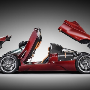 Pagani Utopia Roadster 010503 Laterale aperta totale Pagani Utopia Roadster: Ένα Αριστούργημα Κινητικότητας και Σχεδιασμού