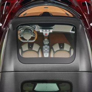 Pagani Utopia Roadster 020103 Interni dallalto chiusa logo Pagani Utopia Roadster: Ένα Αριστούργημα Κινητικότητας και Σχεδιασμού