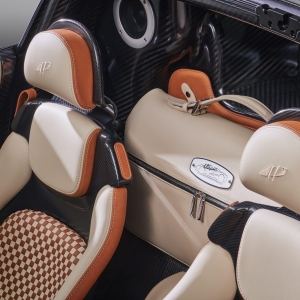 Pagani Utopia Roadster 020310 Sedili e beauty Pagani Utopia Roadster: Ένα Αριστούργημα Κινητικότητας και Σχεδιασμού