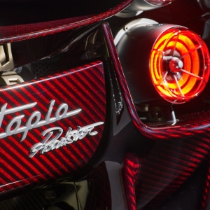 Pagani Utopia Roadster 030101 Logo Utopia Roadster orizzontale Pagani Utopia Roadster: Ένα Αριστούργημα Κινητικότητας και Σχεδιασμού