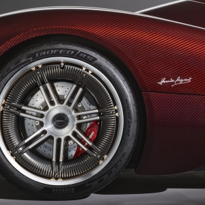 Pagani Utopia Roadster 030104 Cerchio R Aeroblade Pagani Utopia Roadster: Ένα Αριστούργημα Κινητικότητας και Σχεδιασμού