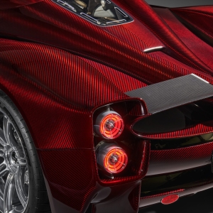 Pagani Utopia Roadster 030109 Luci posteriori verticale Pagani Utopia Roadster: Ένα Αριστούργημα Κινητικότητας και Σχεδιασμού