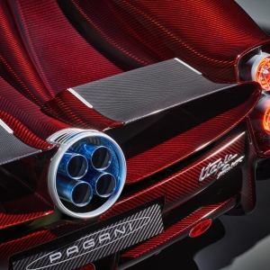 Pagani Utopia Roadster 030110 Quattro scarichi Pagani Utopia Roadster: Ένα Αριστούργημα Κινητικότητας και Σχεδιασμού