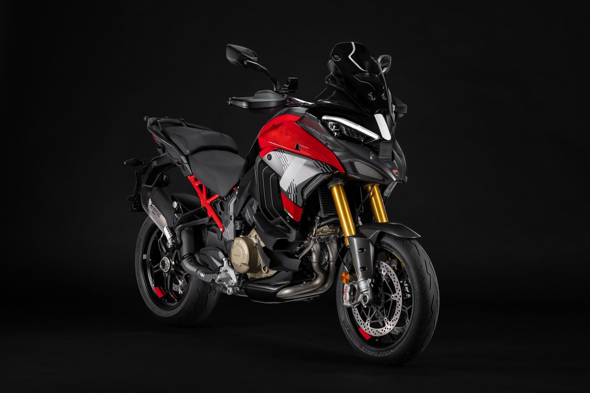 Φωτογραφία μιας μηχανής Ducati Multistrada V4 Pikes Peak - πλάγια μπροστινή όψη