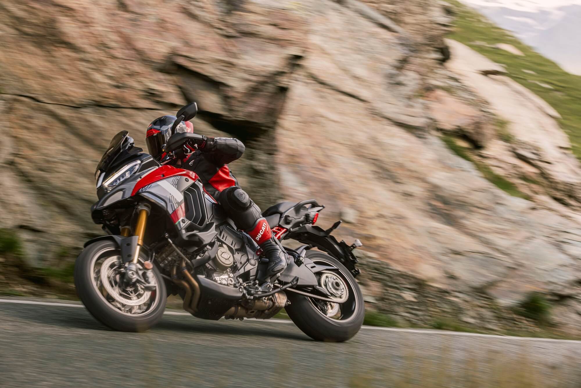 Μια μηχανή Ducati Multistrada V4, κινείται με ταχύτητα σε ένα δρόμο.