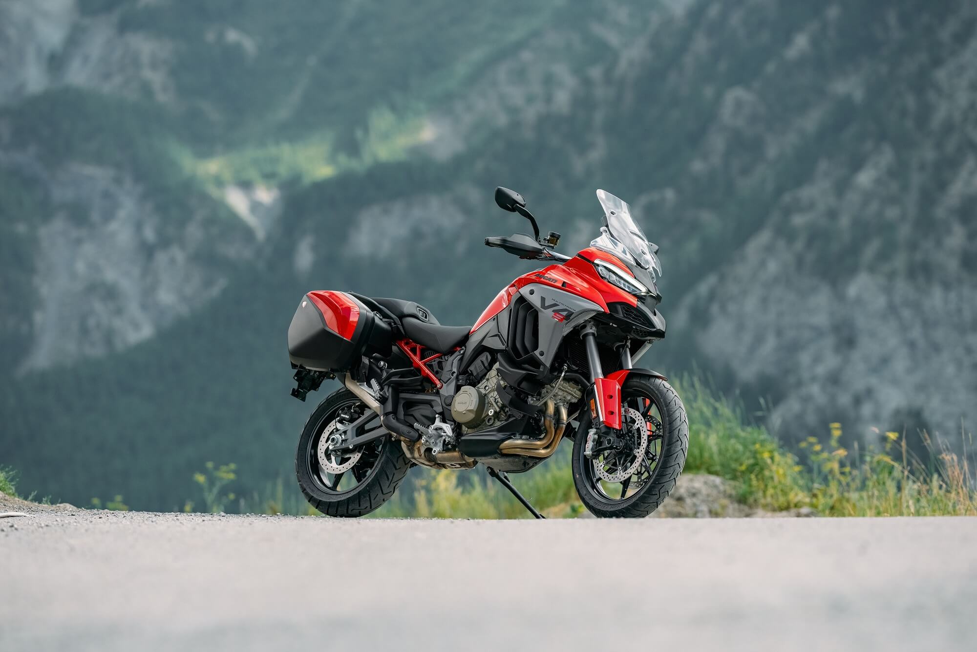 Μια μηχανή Ducati Multistrada V4, σταθμευμένη με φόντο ορεινό τοπίο.