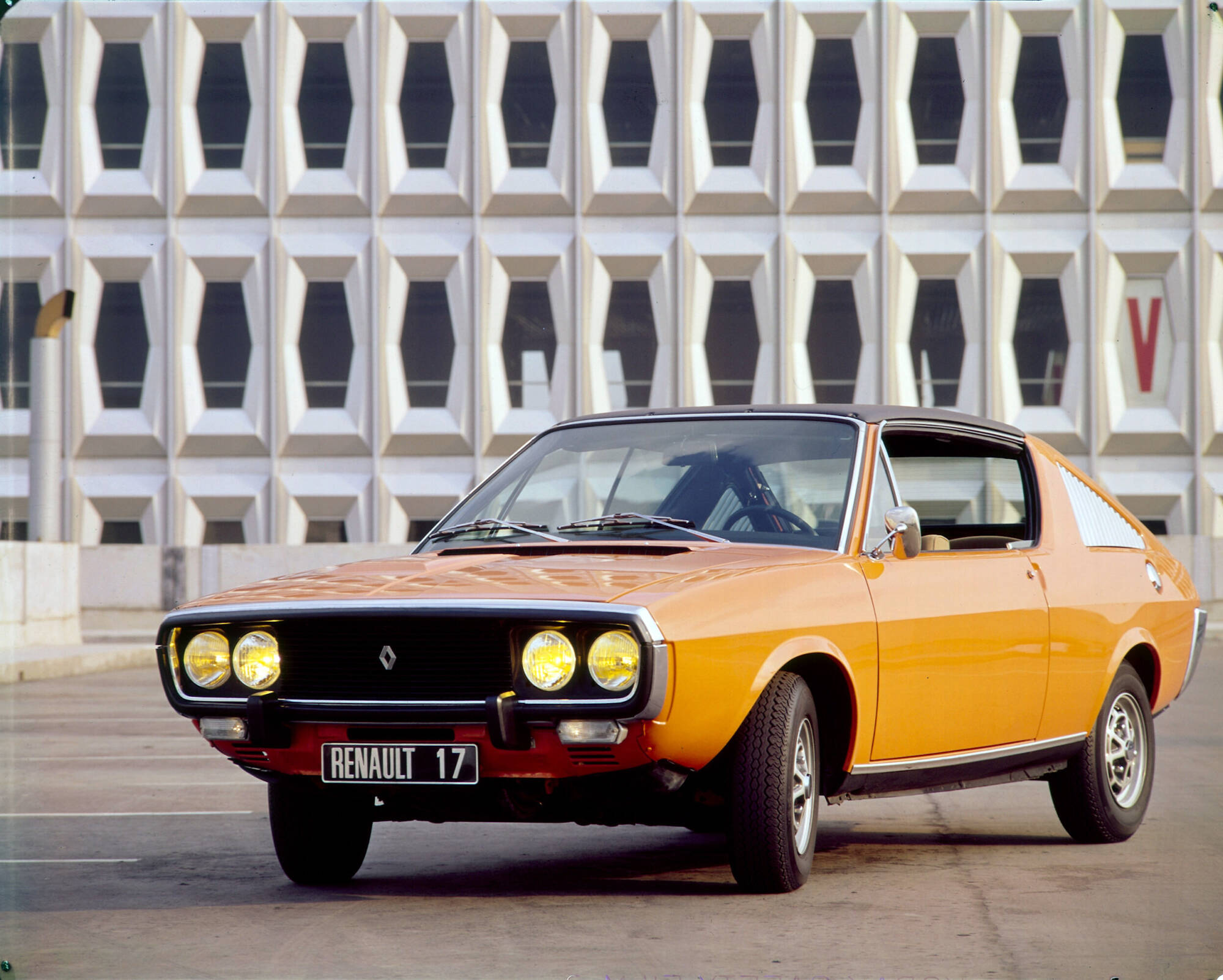 COA19730350101 R17 electric restomod x Ora Ïto: το εμβληματικό Renault 17 μετατρέπεται σε ένα στιλάτο ηλεκτρικό restomod