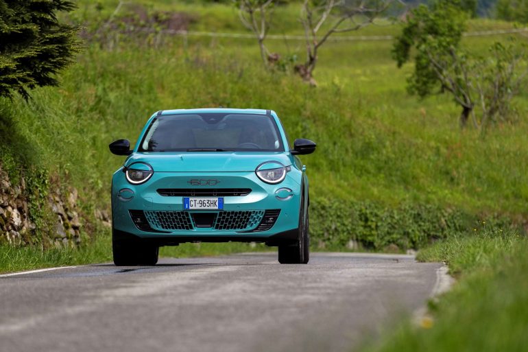 Fiat600Hybrid La nouvelle FIAT 600 est la vedette de la 18e course du lac de Ioannina.