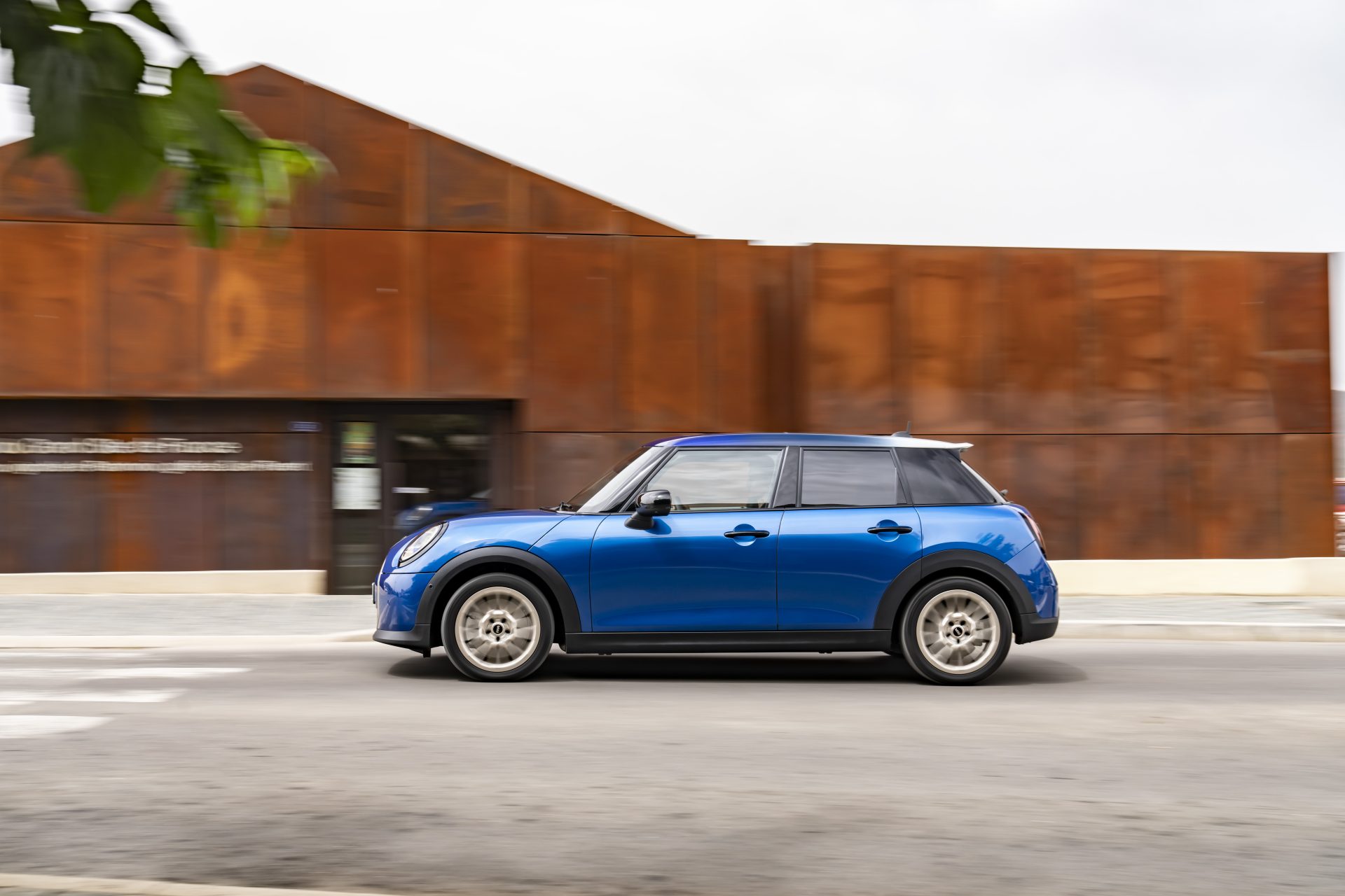 P90559980 highRes mini cooper s 5 door Η MINI στην Έκθεση Αυτοκινήτου «AUTO ATHINA 2024»